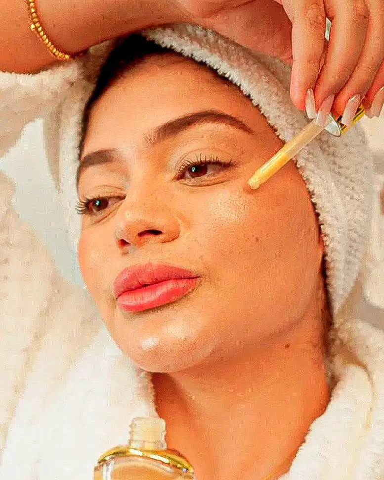 Influencer Rayssa mostrando textura e leveza do sérum